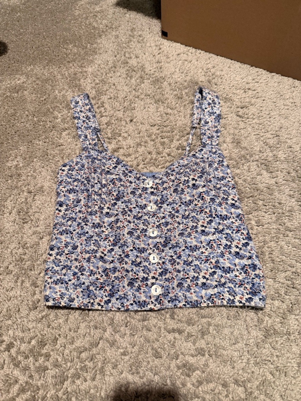 Excellent Condition

Abercrombie & Fitch Floral Button-Front Crop Tank Top Blue
